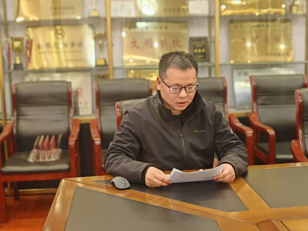 数学组教研组组长黄沐老师进行发言 数学组教研组组长黄沐老师进行发言